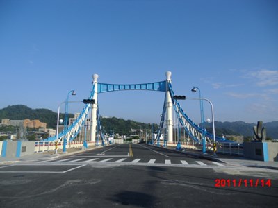 藍天白雲橋